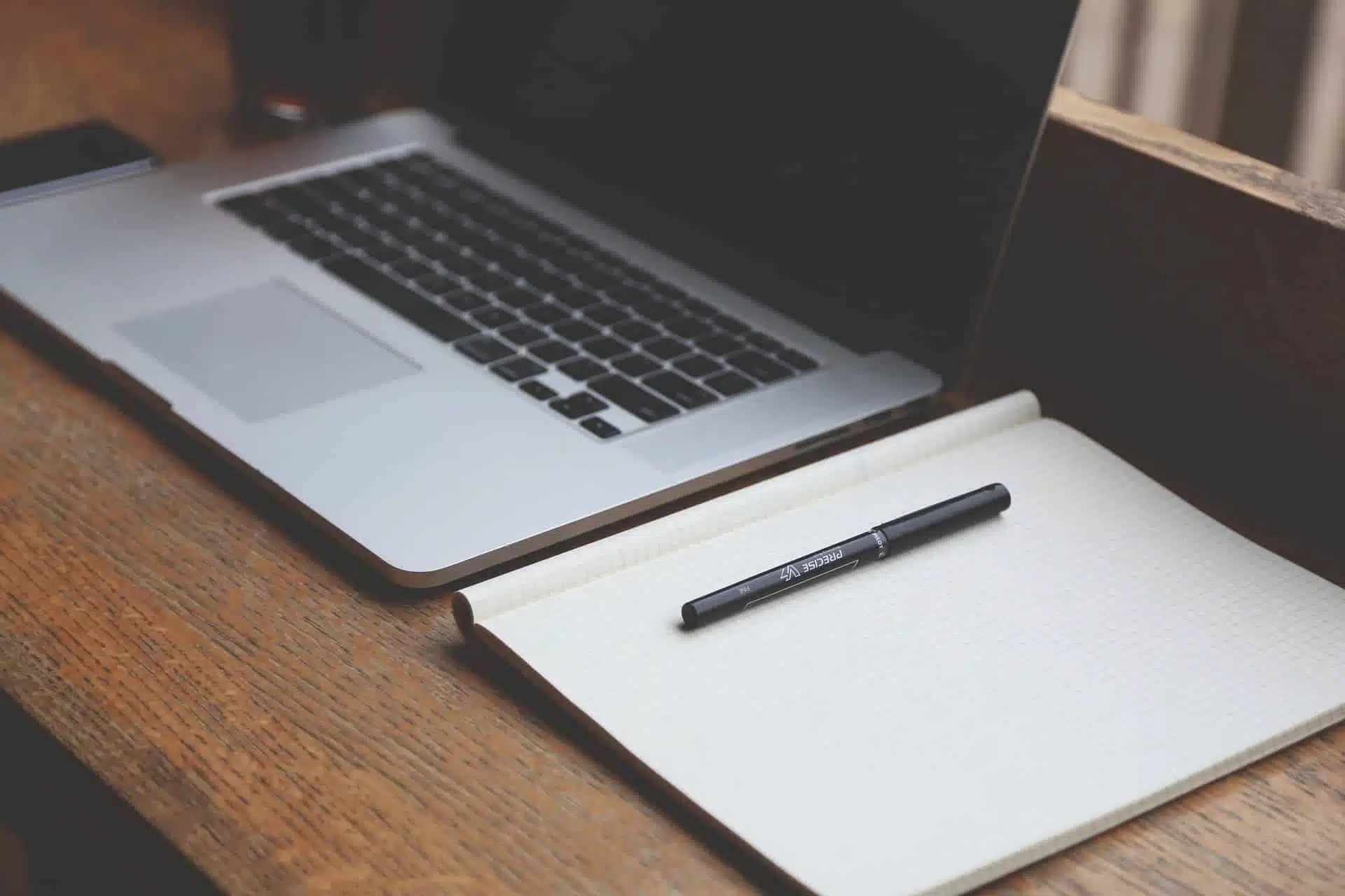 organisation communauté Ordinateur avec cahier disposé sur un bureau