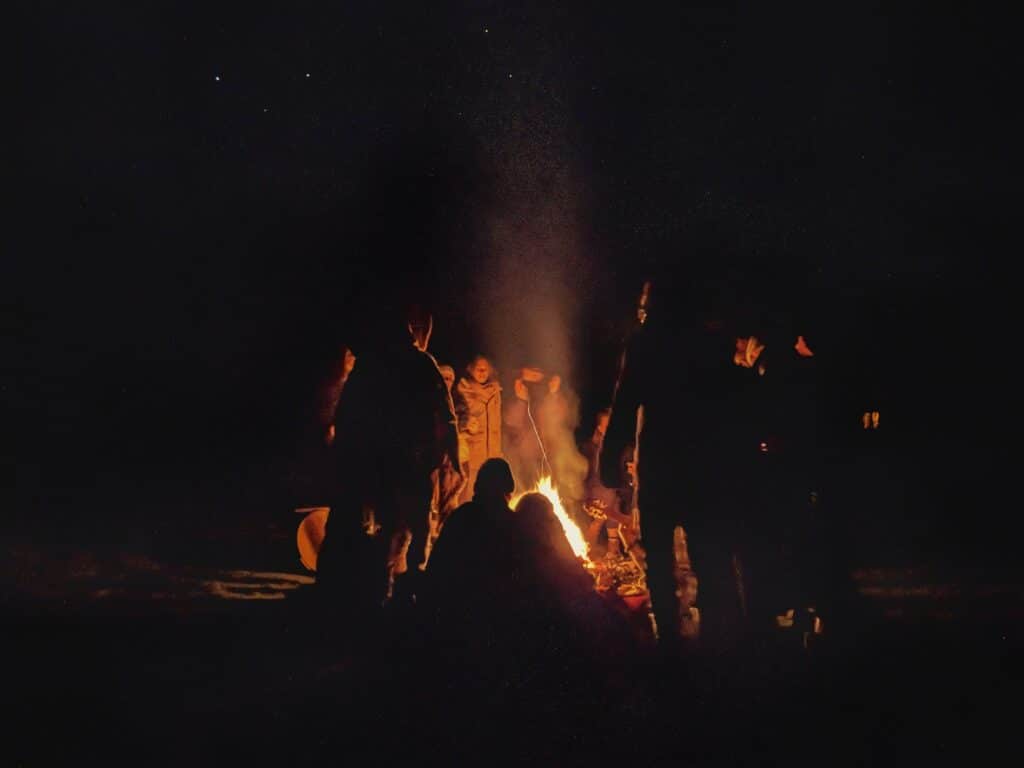 Photo communauté autour du feu
