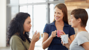 3 femmes discutent